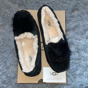 Women's UGG Size 6 Dakota Pom Pom Slip On Suede Slipper in Black